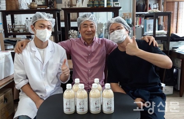 배다리도가 박상빈 대표(가운데)와 두 아들 재형(왼쪽), 건형씨. 