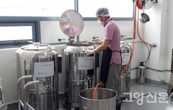 발효와 숙성 과정을 꼼꼼히 체크하는 박상빈 대표.