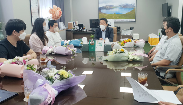 환담을 나누고 있는 우수 청년 후계농업인과