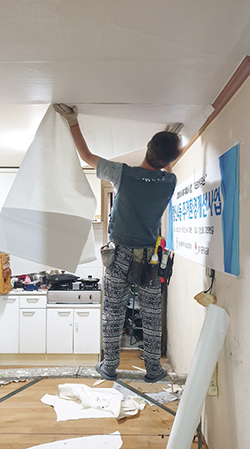  행신4동이  주거환경이 취약한 사례관리 대상 가구에 도배와 장판 교체 작업을 했다.