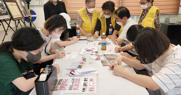  태극기 관련 체험 태극기아트를 하고 있는 참가자들.