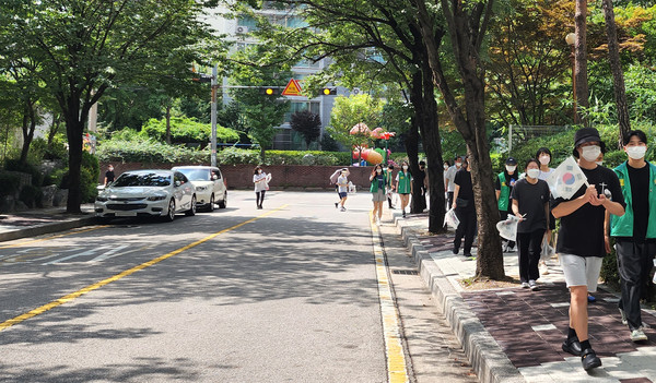 태극기달기 거리캠페인을 진행하고 있는 학생들과 시민들.