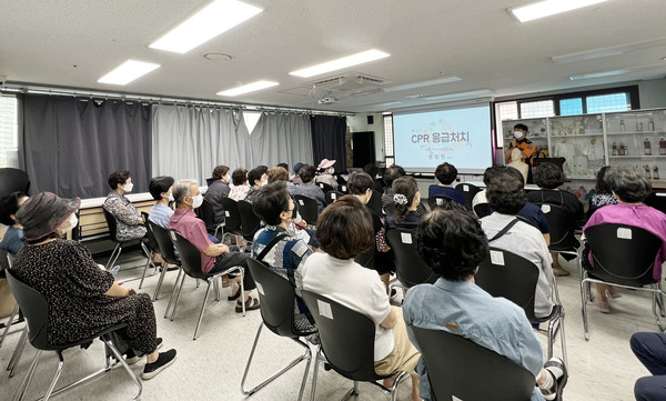 고양시니어클럽 안전한 노인일자리 및 사회활동지원사업을 위해 안전교육을 받고 있다.