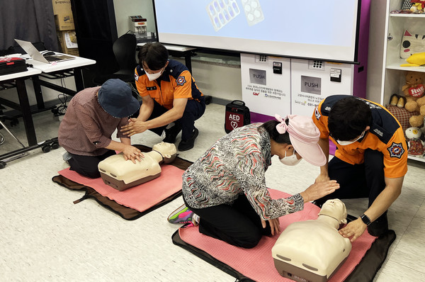 고양시니어클럽 안전한 노인일자리 및 사회활동지원사업을 위해 안전교육 심폐소생술을 배우고 있다.