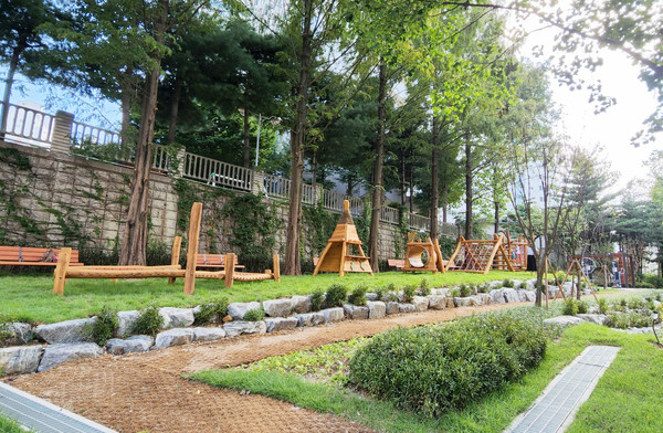 쓰레기 무단투기로 몸살을 앓던 공간이 쌈지공원으로 변신했다.