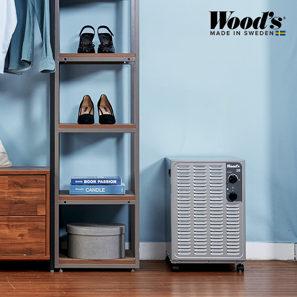 42평형 아파트에 설치된 저온제습기 우즈 SW38FM. 냉장고용 콤프레샤를 설치해 저온부터 고온까지 제습기능이 효과적으로 작동하고, 제습은 물론 공기청정, 살균기능까지 갖추고 있다.