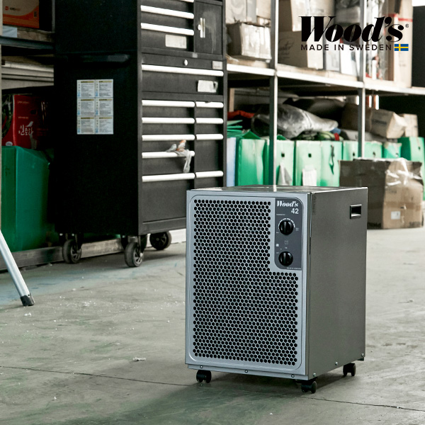 공장 케어하고있는 우즈제습기 SW42FX. 제습기능과 곰팡이 억제기능이 탁월해 공정관리와 상품관리가 세밀하게 필요한 생산 현장에서 각광받고 있다.