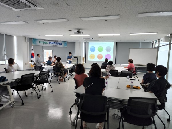  중산2동이 2개의 마을복지사업을 추진하기 위해 활동 계획을 공유하고 있다.