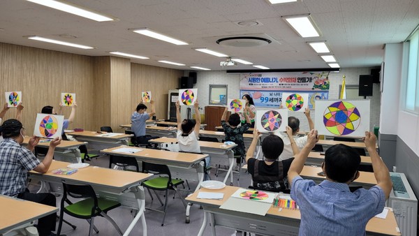 정발산동 주민자치회 ‘뇌 나이 구구팔팔’치매예방 프로그램을 진행하고 있다. 