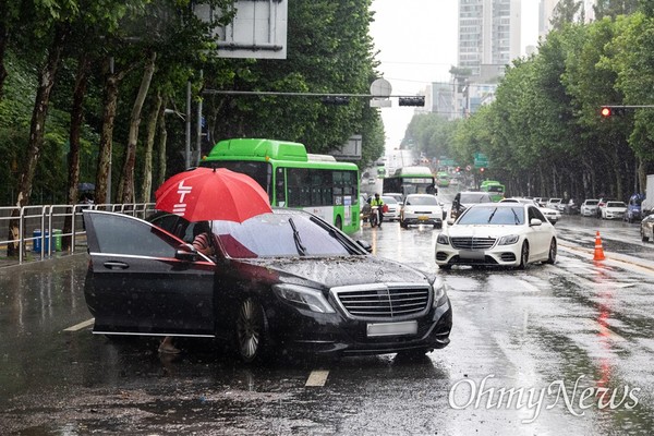 9일 오전 서울 강남구 대치역 사거리 일대에 전날 폭우로 인해 침수된 차량들이 방치된 모습(사진제공= 오마이뉴스)