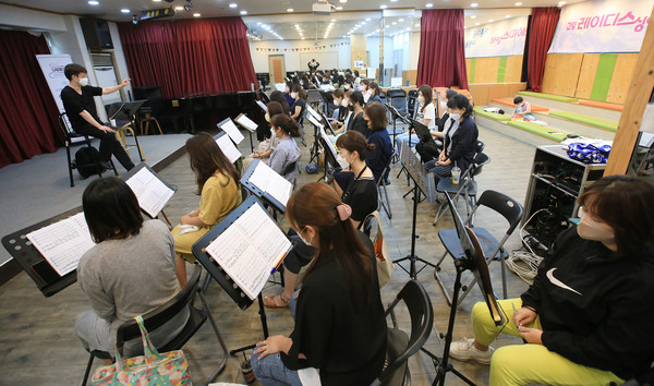 두레아트홀 연습실에  매주 1회 장원석 지휘자와 모이는 단원들. 그들의 실력은 끊임없는 연습의 결과였다.