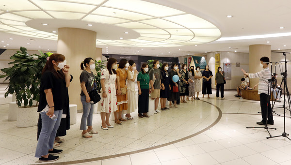 롯데백화점 일산점에서 플래시 몹을 진행한 고양레이디스 싱어즈.  