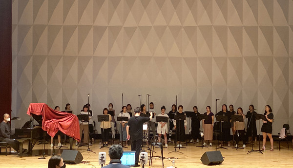 녹음에 열중하고 있는 단원들. 긴 시간 동안 서로를 배려하며 녹음을 깔끔하게 이어갔다.