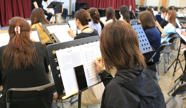 틀린부분이나 잘못된 부부은 꼼꼼하게 체크에 레이디스 싱어즈 공유의 화음을 만들어 낸다.