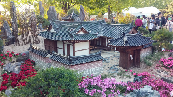 한국전통가옥협회 이정범 회장의 한옥 기와집 모형.