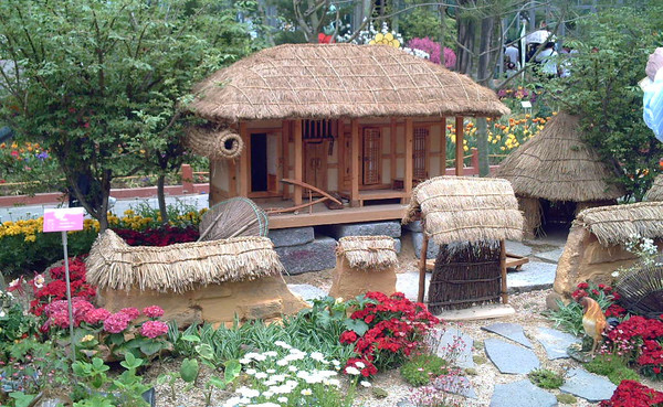 한국전통가옥협회 이정범 회장의 한옥 초가집 모형.