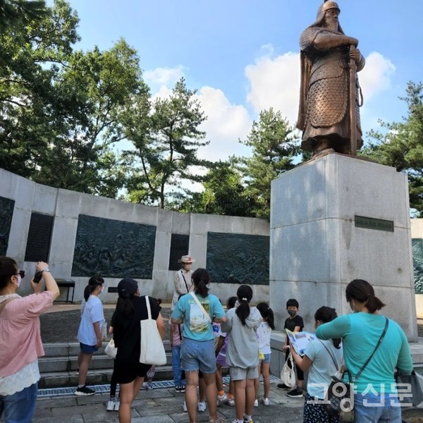 문화관광 해설사의 설명을 듣고 있는 웃는고래 도서관 참여자들