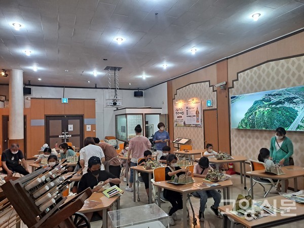 충의정에서 신행주산성 완전정복 프로그램의 하나인 신기전 만들기 체험을 실시하고 있는 모습