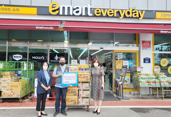  ㈜이마트에브리데이가 지역의 취약계층을 위해 고양시사회복지협의회에 생필품을 기탁했다.