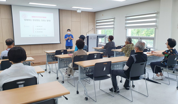  일산노인종합복지관이 양성평등 집단상담 ‘함께하는 양성평등, 더하는 행복!’을 진행하고 있다. 