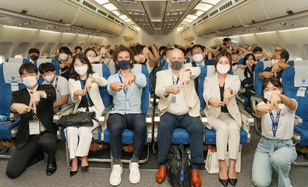한국항공대 교직원·학생과 에어버스 임직원이 에어버스 항공기(A300-600) 기내에서 기념촬영을 하고 있다.