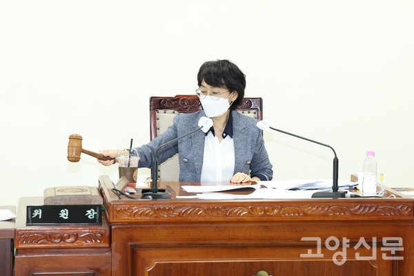 김해련 시의회 건설교통위원장(사진)이 9대 시의회 건교위 첫 조례를 통과시키는 모습