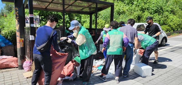 환경정화활동에 참여한 배다리 클린업 공동체.