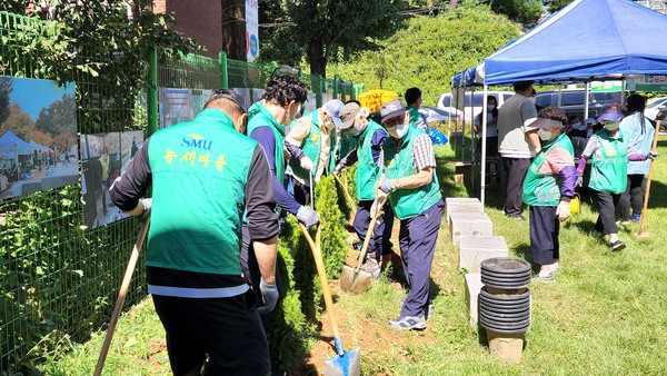 반려나무심기를 진행하고 있는  ‘배다리 클린업’ 공동체.
