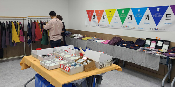 백석1동이 통합문화이용권 이용 활성화를 위해 찾아가는문화누리 장터를 개최했다.