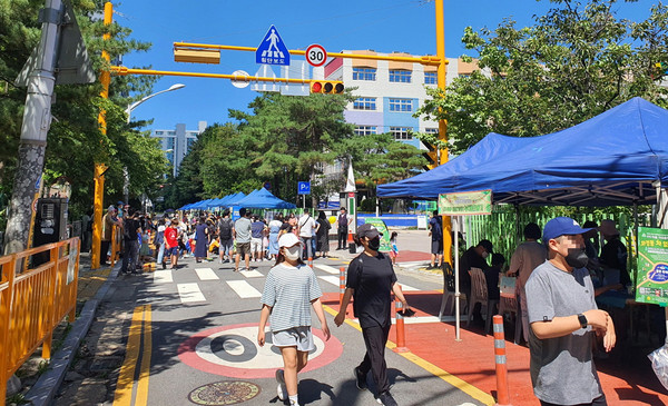  화정2동 주민자치회가 주민친화거리 조성 사업인 ‘차 없는 거리’를 개최했다. 