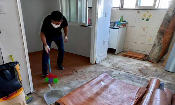  중산성당 라파엘천사단 페인트칠, 장판과 전등 교체 등을 진행하고 있다.