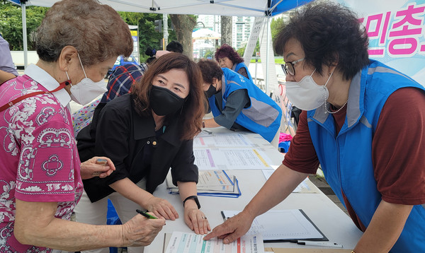 사전투표와 마을의제에 대해 알려주고 있는 행신1동 관계자들.