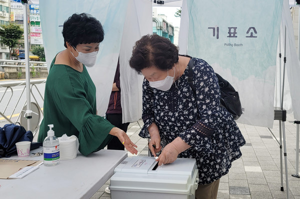 주민들이주민총회 사전투표를 하고 있다.
