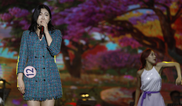 대상을 차지한 이세희씨가 '님이여'를 열창하고 있다.