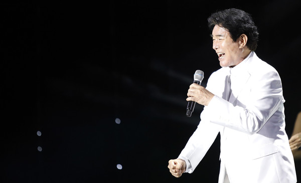 배일호 씨의 공연은 관객들을 무대 앞으로 나오게 했다. 