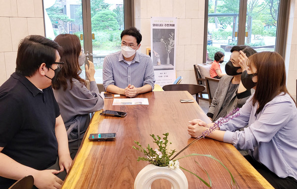  흰돌종합사회복지관 관계자들과 일산와이시티아파트 주민공동체가 이야기를 나누고 있다.