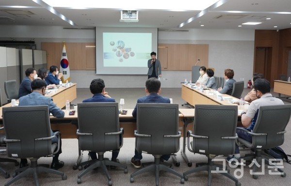 고양시의회 도시브랜드연구회가 주최한 세미나에 강사로 초청된 정광섭 센터장이 도시브랜드의 이해를 주제로 강연을 하고 있다. 