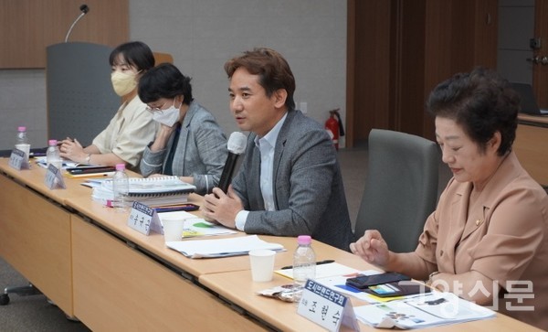 고양시의 도시브랜드연구회 회원들. 송규근 회장이 마이크를 잡고 있다. 