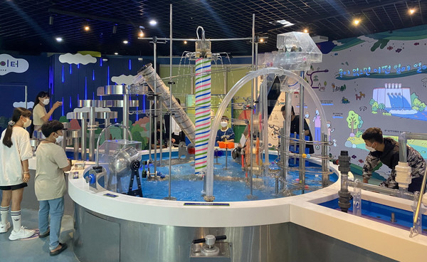 흥도동이 한벗학교 학생들과 ‘우리들의 나들이’를 진행하며 다양한 체험을 함께 헸다.