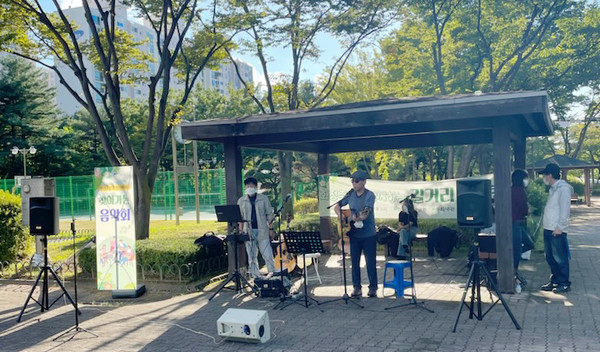 주민들에게 작은 위로의 공연을 펼치고 있는 화정1동 버스킹