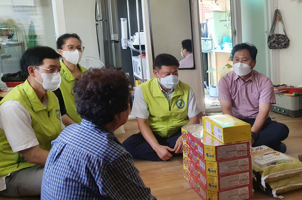 화전동이 한국항공대학교 교직원 봉사단원과 독거어르신 가구를 방문해 이야기를 나누고 있다.