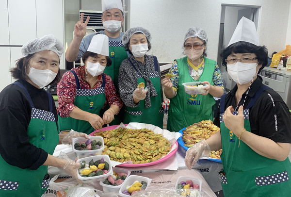 고양시새마을회 관계자들이 고기전과 꼬치전, 호박전, 송편 등 4종의 명절 음식을 정성껏 준비하고 있다.