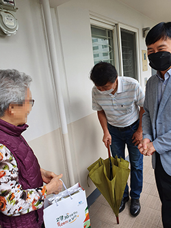  마두1동이 취약계층을 방문해 건강관리 수칙‧행동요령 안내를 했다.
