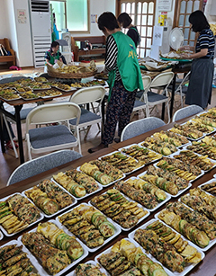  효자동 새마을부녀회가 저소득 가정에 전달할 전을 만들고 있다.