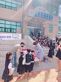  이튼키즈 유치원생들이 행신2동에 간식구러미를 전달하고 있다.