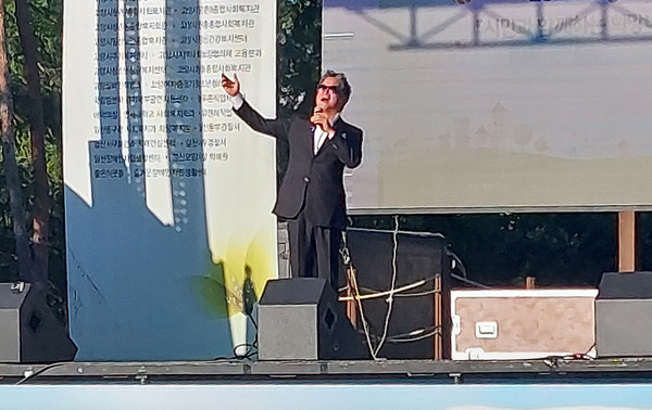 노희섭 성악가가 공연을 하고 있다.