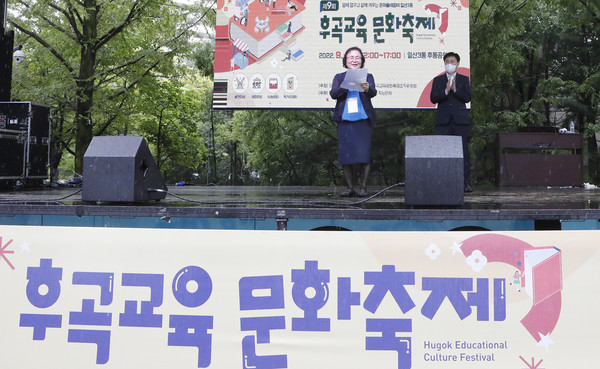 윤기남 일산3동 주민자치회장이 축제의 시작을 알리고 있다.