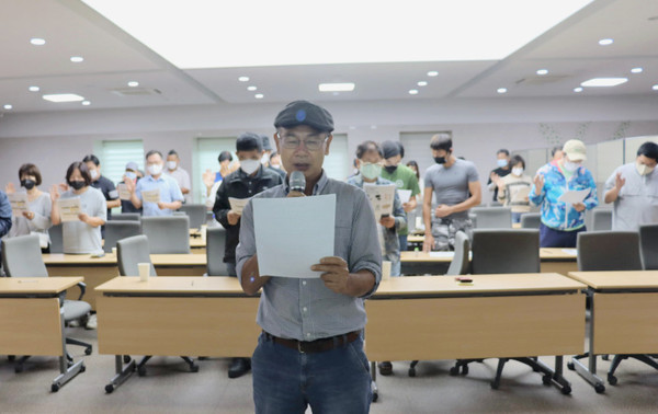 참가자들이 화훼 소비문화 확산을 위해 상호 협력하며 건전한 상거래 질서 확립에 최선을 다할 것을 다짐하는 선언문을 공동 발표하고 있다.