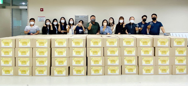 향동종합사회복지관이 추석을 맞아 저소득 층지역주민에게 추석꾸러미를 전달했다.