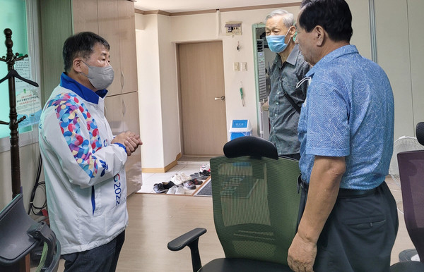 허용수 장항1동장(왼쪽)이 지역의 노인정을 방문해 불편사항 등을 청취하고 있다.(사진제공=장항1동)